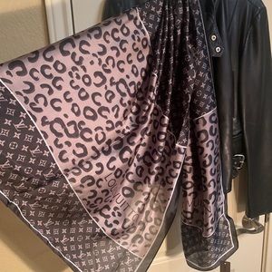 100% silk LV Gorgeous designer high-end scarf
